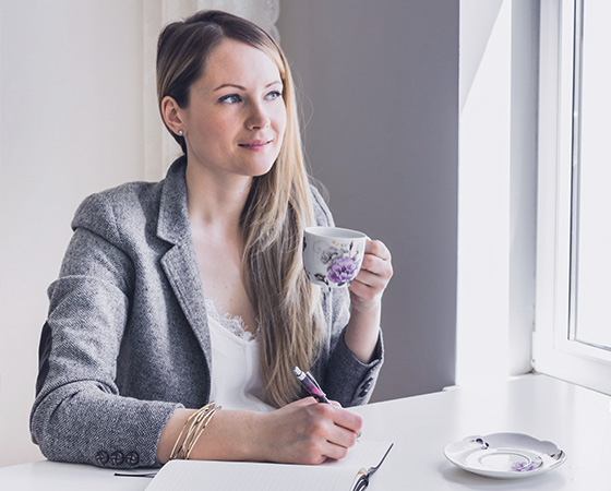 Frau denkt über Pensionsvorsorge nach