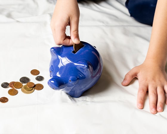 Kind mit Sparschwein